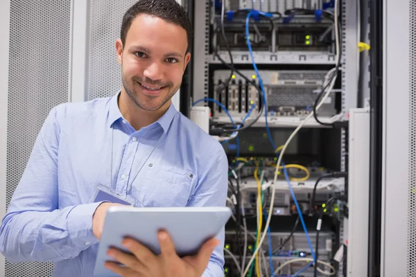 Gelukkig werknemer met tablet pc — Stockfoto