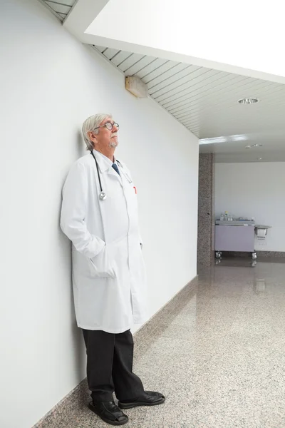 Doctor leaning against wall — Stock Photo, Image
