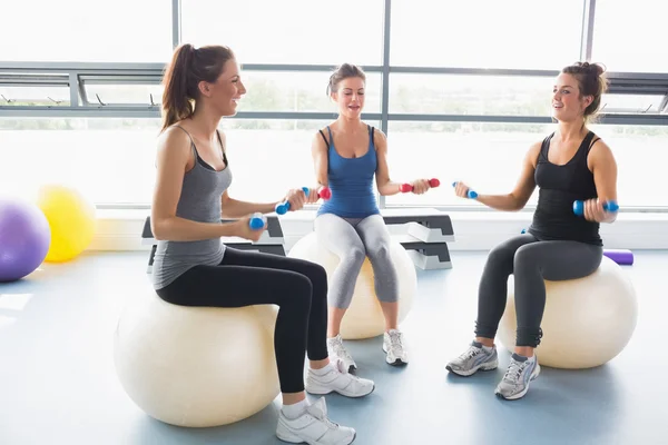 Mulheres fazendo exercício fora em bolas de exercício — Fotografia de Stock