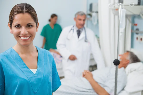 Glad sjuksköterska i sjukhussal — Stockfoto