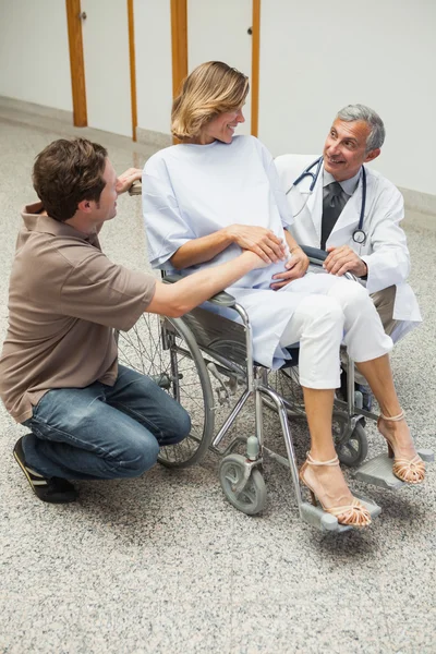 Doctor talking to pregnant woman — Stock Photo, Image