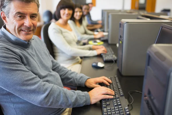 Classe de computador trabalhando feliz — Fotografia de Stock