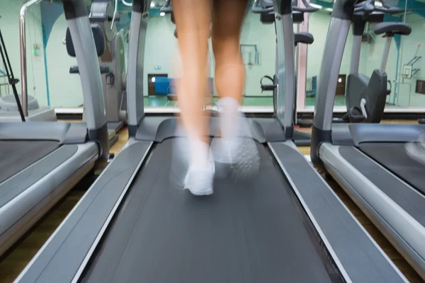 Pies corriendo en una cinta de correr — Foto de Stock