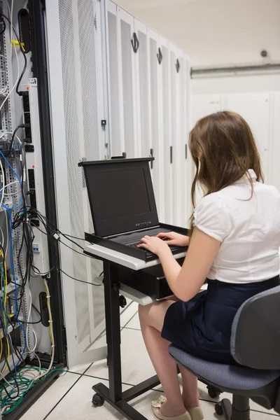 Vrouw die werkt op servers — Stockfoto