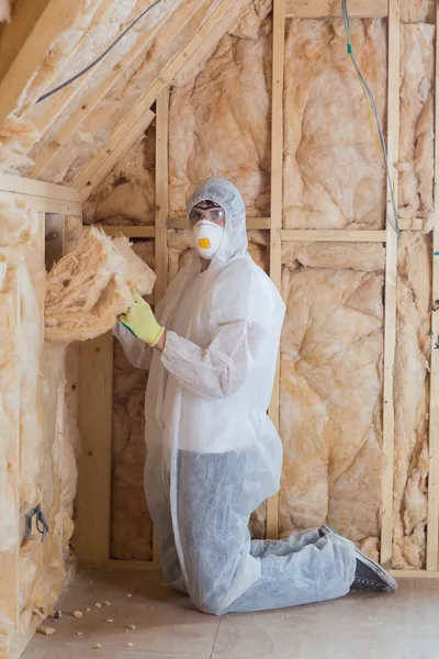 Worker filling walls with insulation — Stock Photo, Image