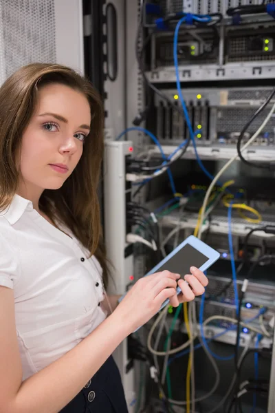 Mujer que comprueba servidores con tablet pc — Foto de Stock