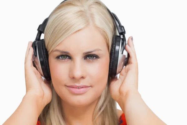 Blonde luisteren naar muziek — Stockfoto