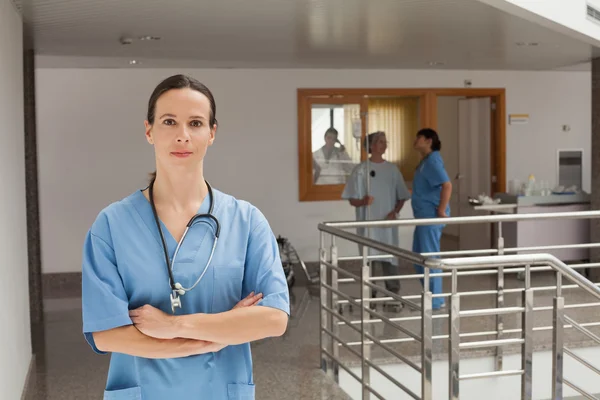 Lekarz stoi na korytarzu — Zdjęcie stockowe