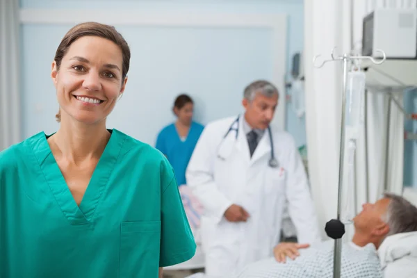 Uśmiechnięte pielęgniarki stałego w sali szpitalnej — Zdjęcie stockowe