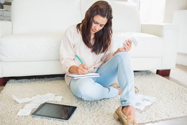 Mujer joven añadiendo recibos — Foto de Stock