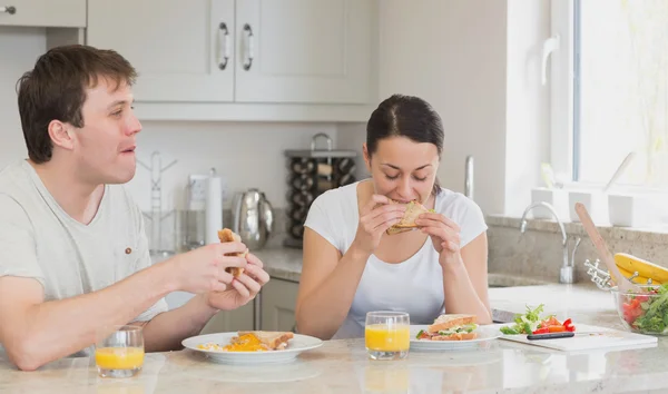 Young couple eating lunch — Stock Photo, Image