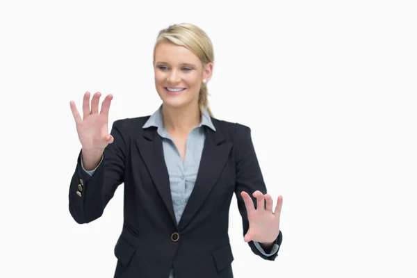 Mujer de negocios sonriente presentando — Foto de Stock