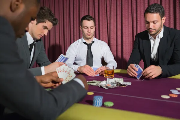 Hommes jouant jeu de poker enjeux élevés — Photo