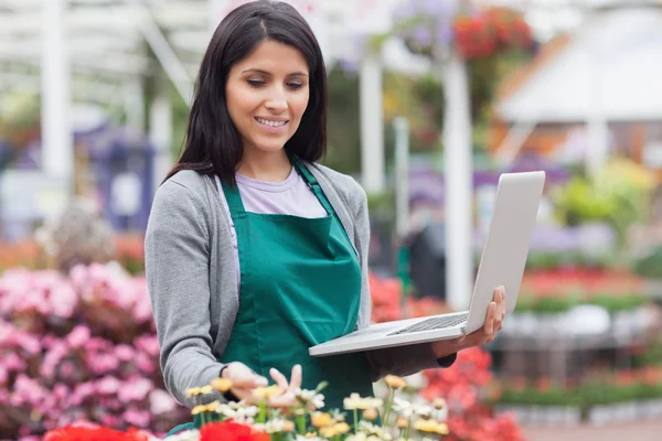 Frau überprüft Lagerbestände in Gartencenter — Stockfoto