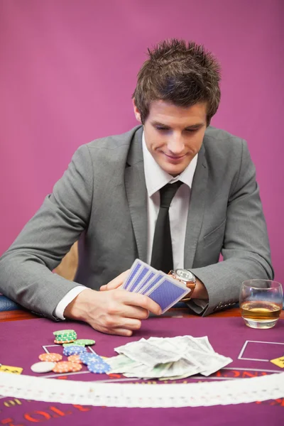 Человек, играющий в покер в казино — стоковое фото