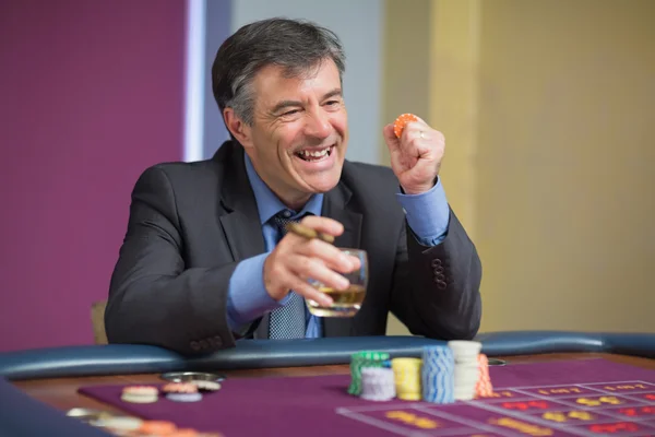 Mann gewinnt am Roulette-Tisch — Stockfoto