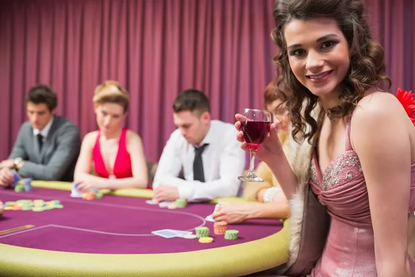 Vrouw die lacht aan pokertafel — Stockfoto