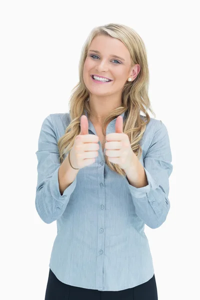 Sorrindo mulher fazendo polegares para cima — Fotografia de Stock