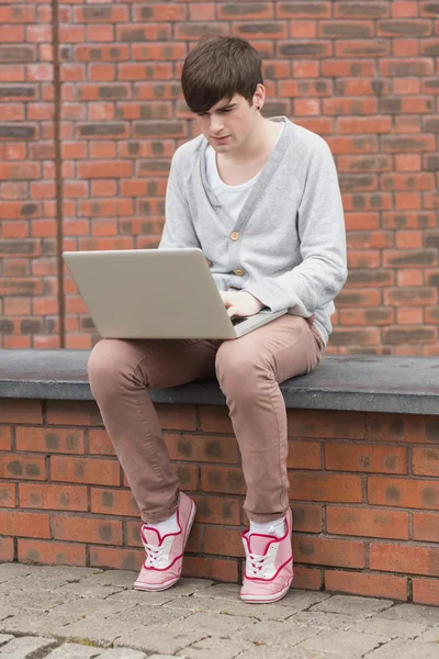 Człowiek pracuje na swoim laptopie, poza — Zdjęcie stockowe