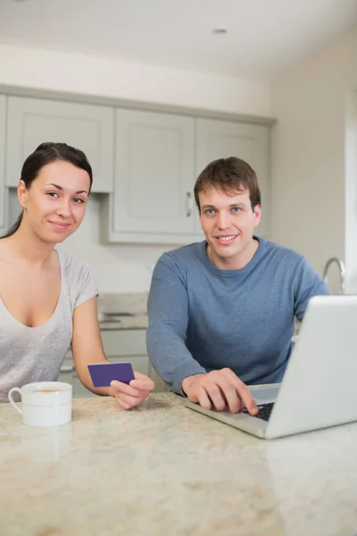 Couple assis dans la cuisine — Photo