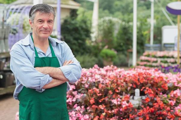 Employee in the greenhouse — Stock Photo, Image