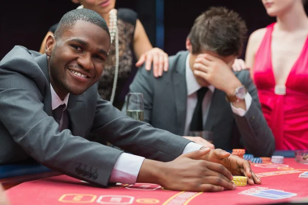 Uomo sorridente mentre rivendica jackpot — Foto Stock