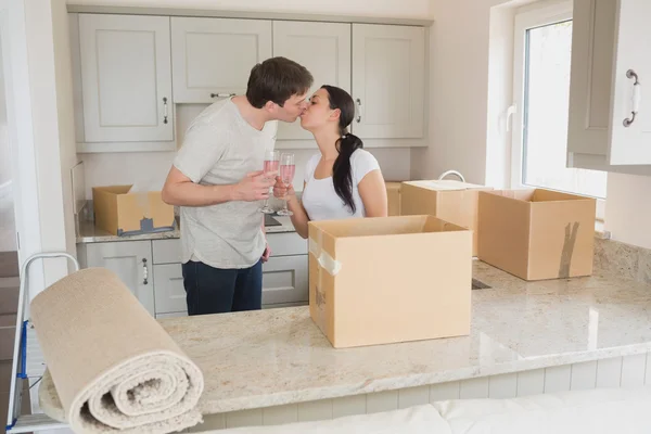 Gelukkige paar kussen in de keuken — Stockfoto