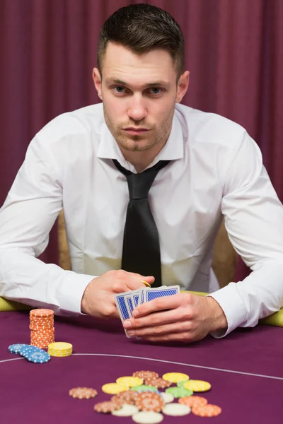 Mężczyzna siedzący przy stole pokerowym — Zdjęcie stockowe