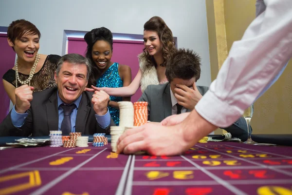 Uomo che celebra la vittoria alla roulette — Foto Stock