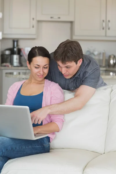 Jeune couple utilisant l'ordinateur portable — Photo