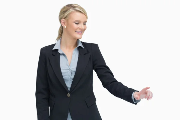 Mujer de negocios sonriente mostrando algo — Foto de Stock