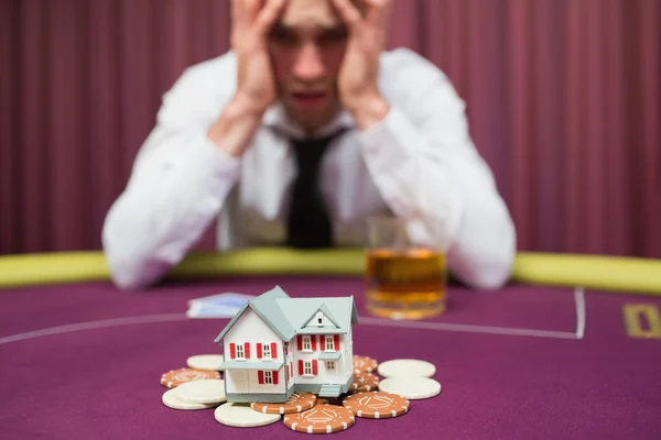 Man satsar sitt hus på pokerspel — Stockfoto