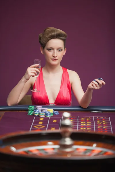 Woman playing roulette alone — Stock Photo, Image