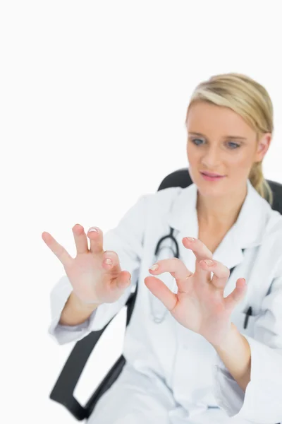 Доктор прикасается обеими руками к чему-то — стоковое фото
