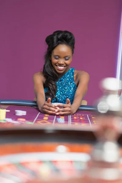 妇女抓在轮盘赌桌上筹码 — 图库照片