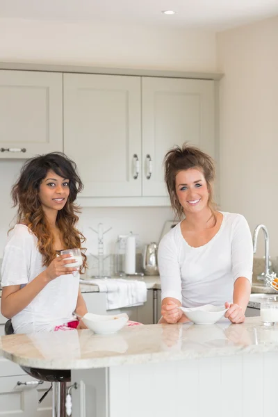 Friends having breakfast together — Stock Photo, Image