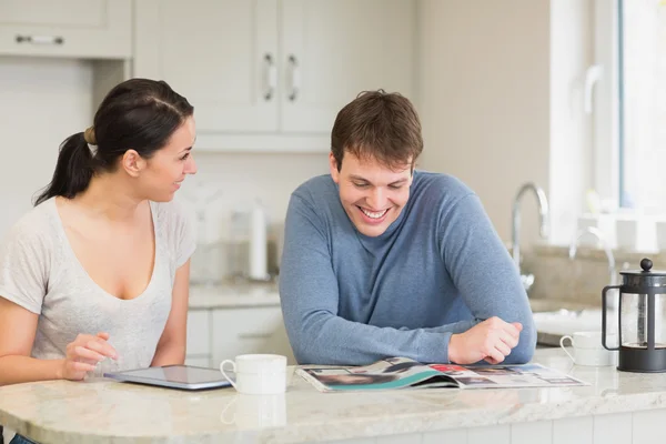 Dos sentados en la cocina y charlando — Foto de Stock