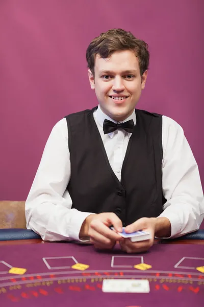 Dealer mit Karten im Casino — Stockfoto