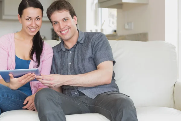 Casal se divertindo com o computador tablet — Fotografia de Stock