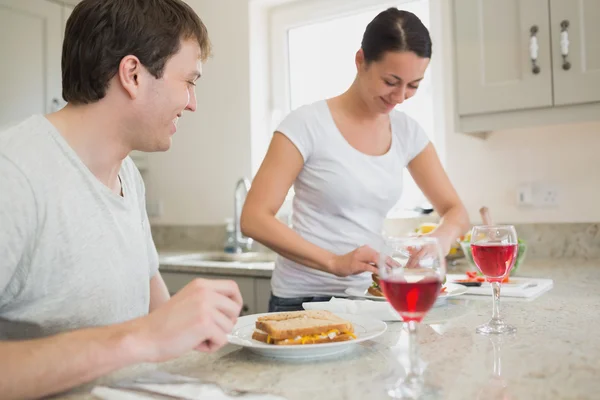 Friends having lunch in the kitchen — Stock Photo, Image