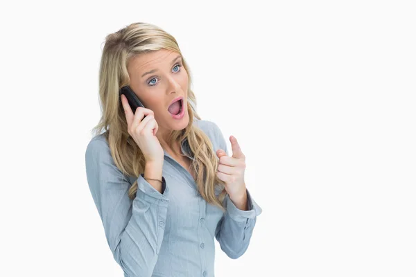 Woman looking shocked on the phone — Stock Photo, Image