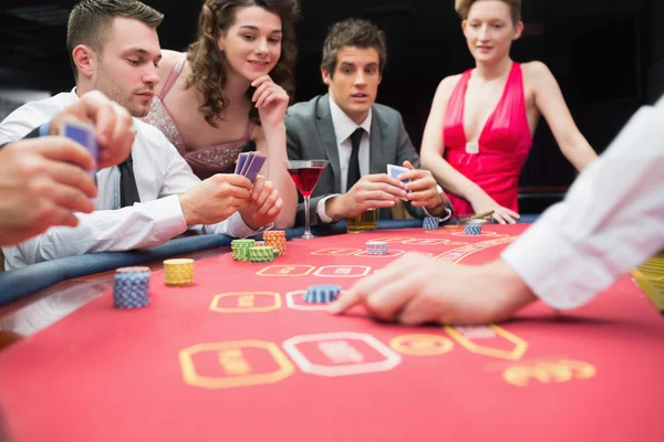 Giocare emozionante gioco del poker — Foto Stock