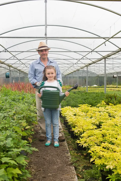 Jardinero y niña sosteniendo una regadera — Foto de Stock