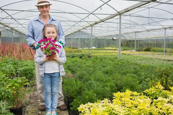 Gärtnerin steht mit Enkelin im Blumentopf — Stockfoto
