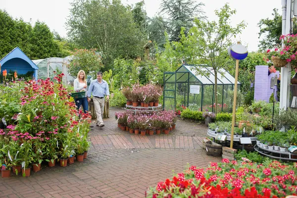 Giardino centro con coppia a piedi attraverso — Foto Stock