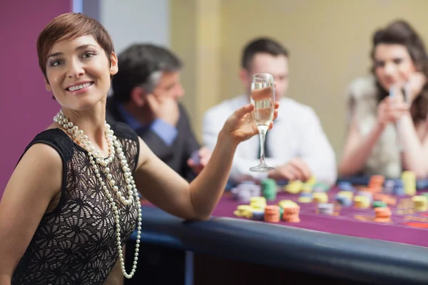 Gelukkige vrouw op roulettetafel — Stockfoto