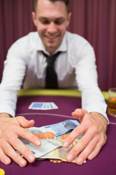 El hombre es feliz agarrando dinero —  Fotos de Stock