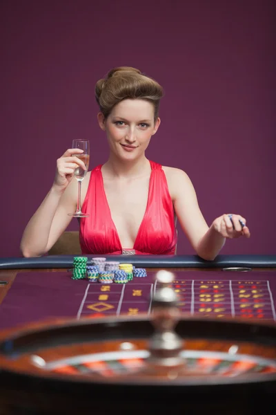 Женщина сидит и играет в рулетку — стоковое фото