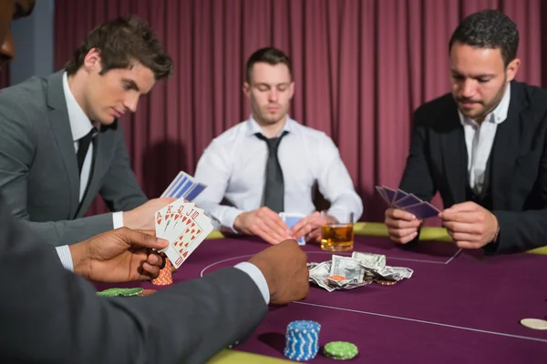 Muži u pokerového stolu — Stock fotografie