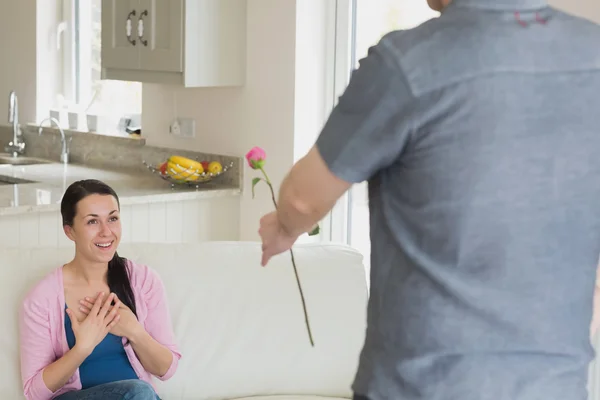 Vrouw krijgen een bloem — Stockfoto